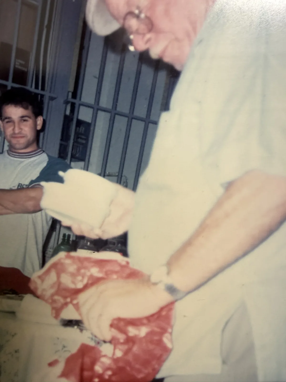 Foto antigua de los inicios de Lavandería Mogán: el abuelo trabajando con la ropa