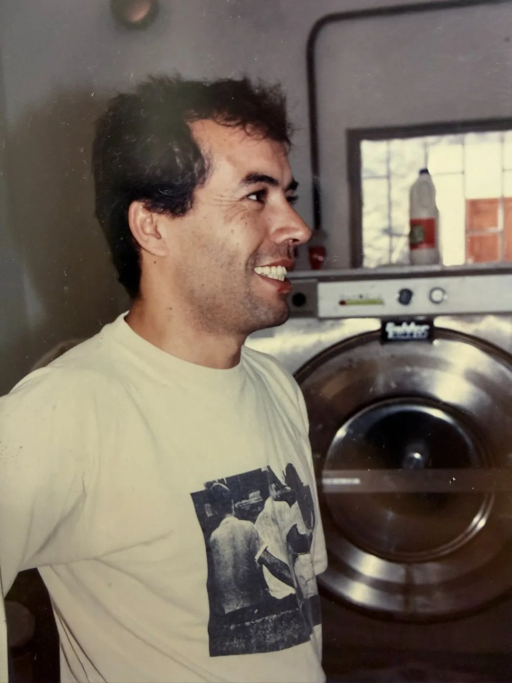 Compañero junto a la lavadora