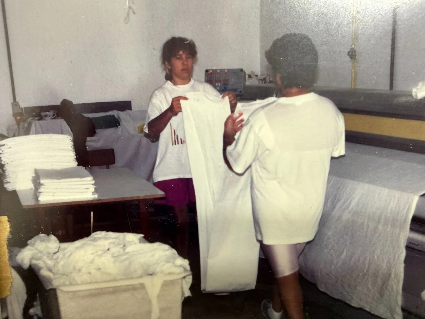 Plegado de sábanas a mano en los primeros años de Lavandería Mogán