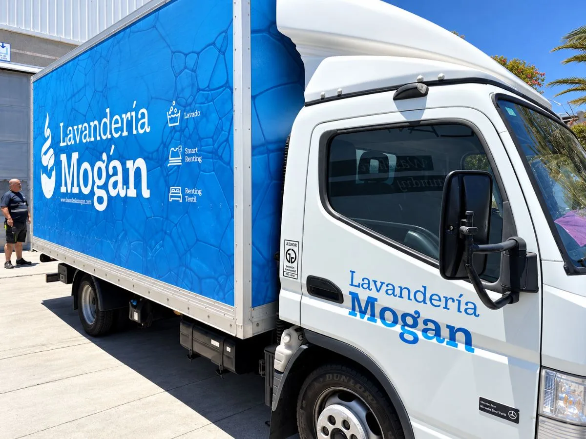 Camión de reparto de Lavandería Mogán