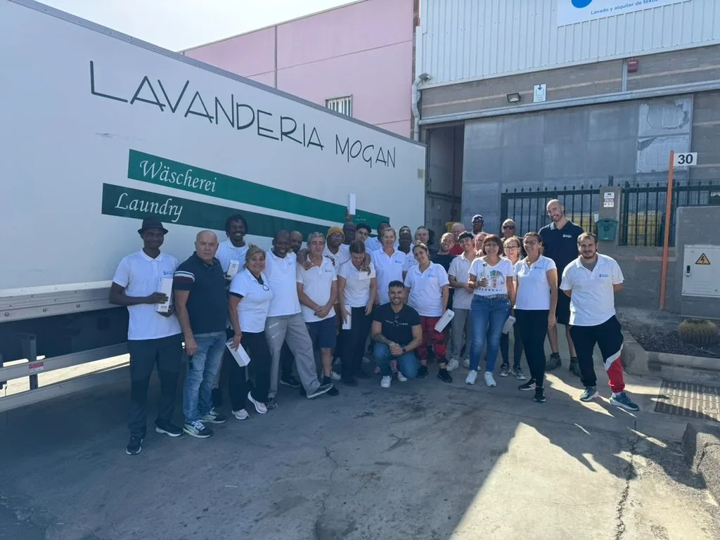 Equipo de Lavandería Mogán frente a la planta de Arinaga