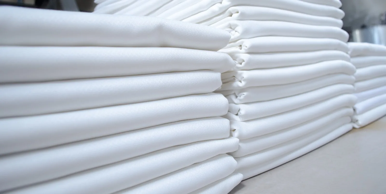 Sábanas blancas planchadas y apiladas