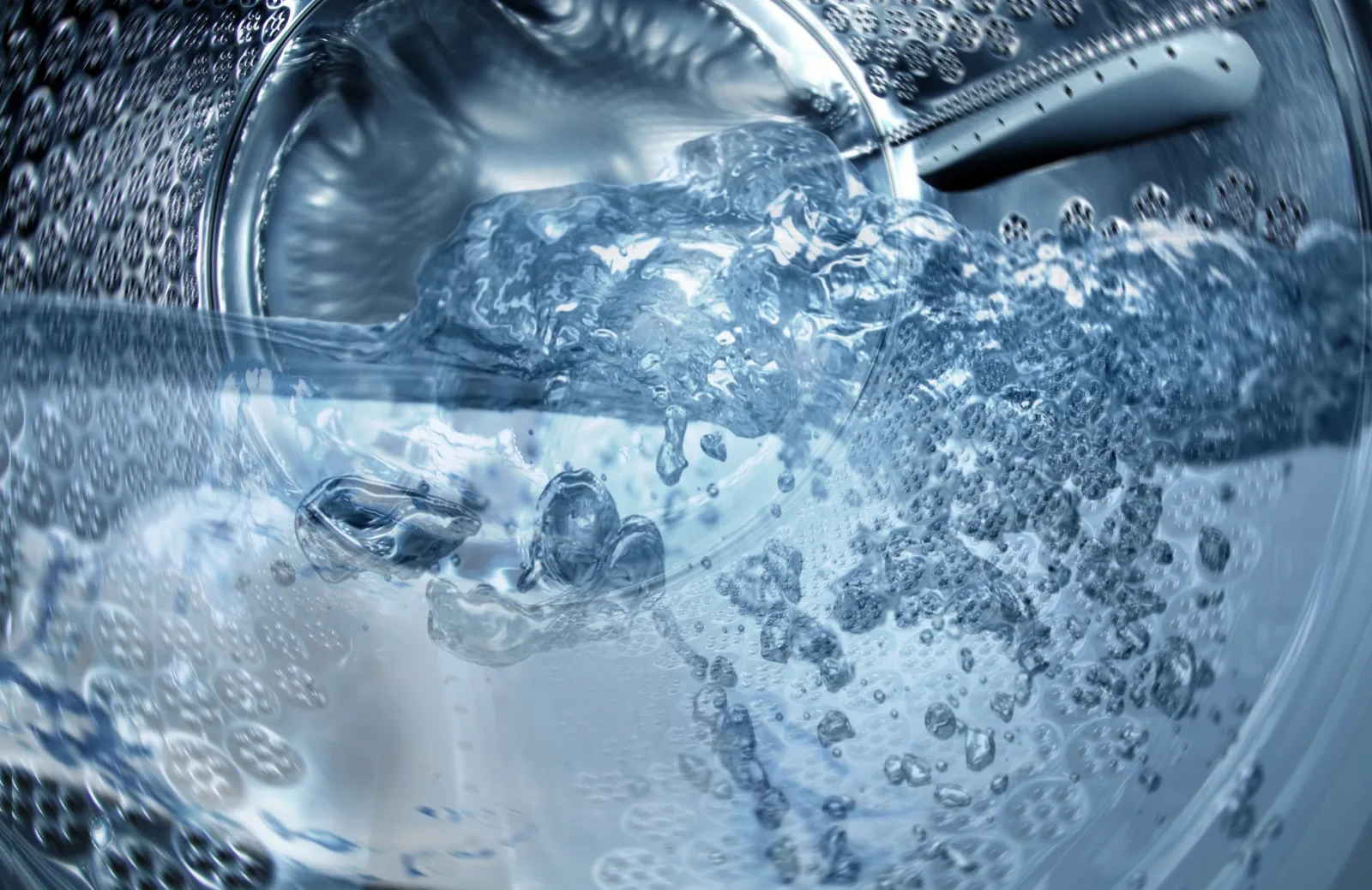 Agua y burbujas dentro del tambor
