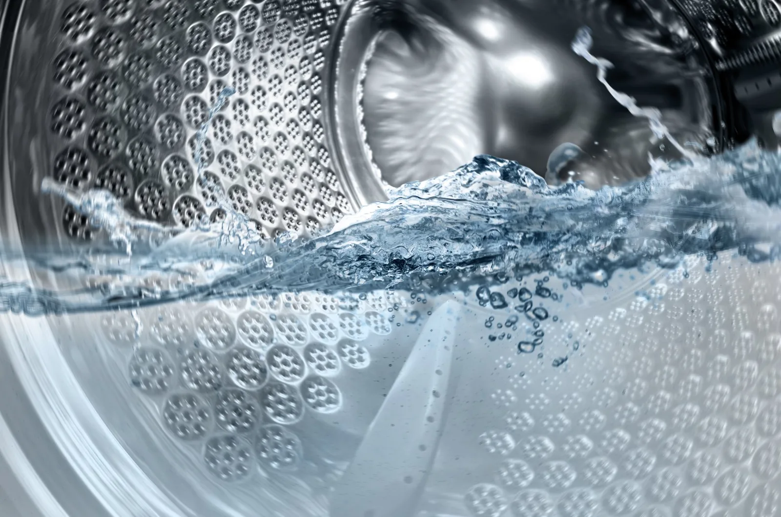 Agua en movimiento dentro del tambor de una lavadora industrial